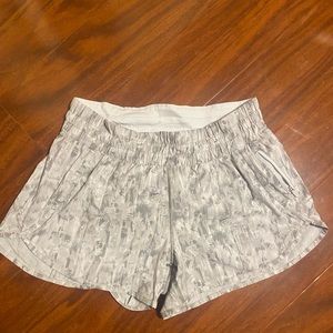 Lululemon- tracker short 4”- mid rise